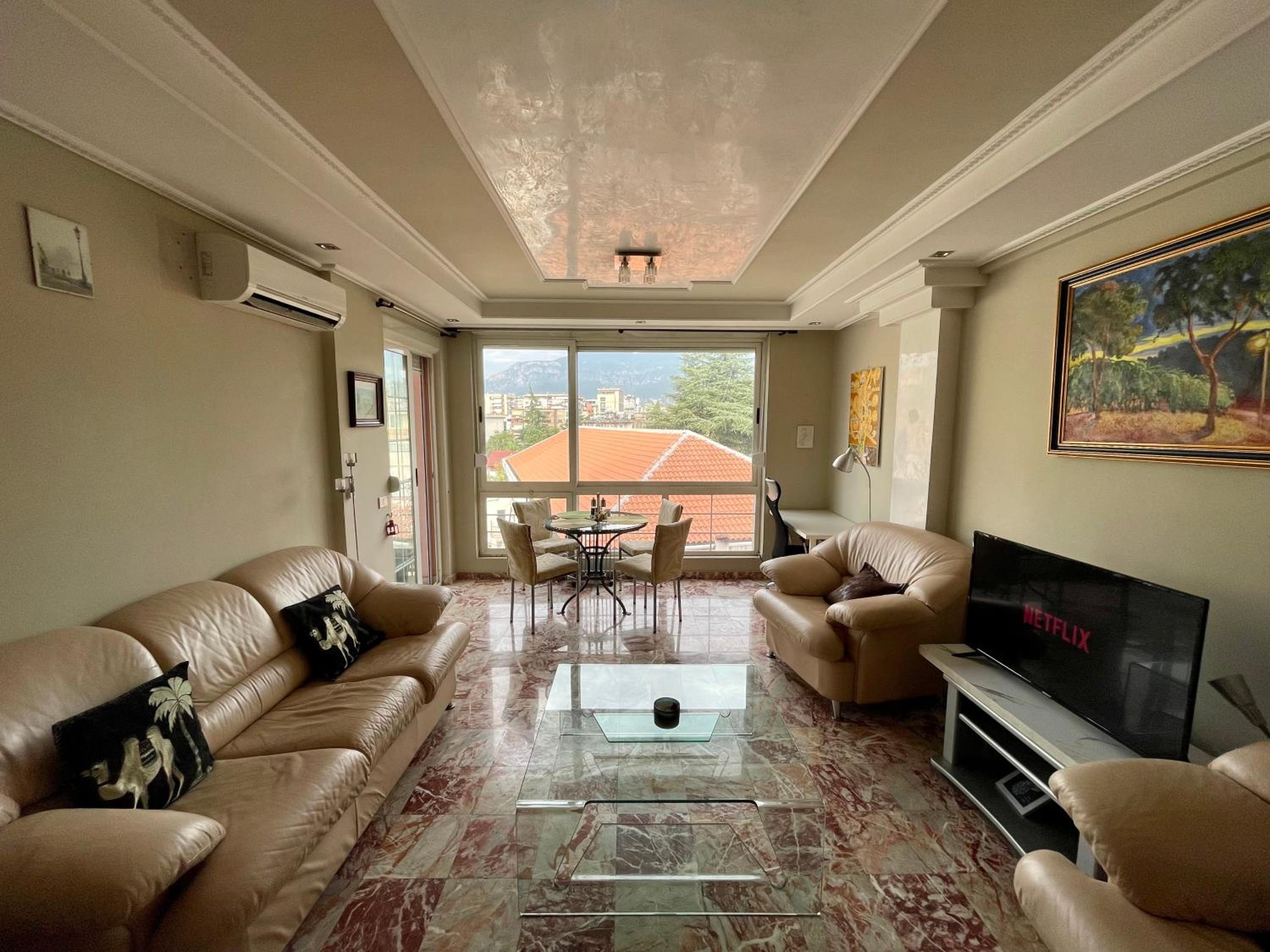 Pine-Tree Spacious 2 BDR Apartment near Tanners' Bridge with hot tub