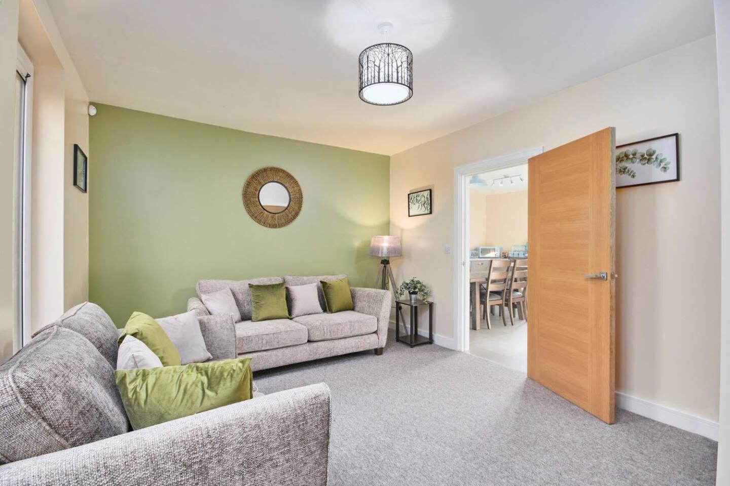 Stylish City Centre house - Parking & Garden view 2