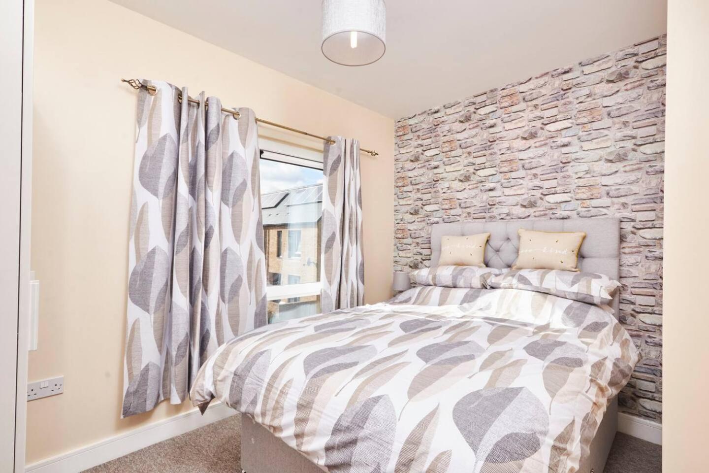 Stylish City Centre house - Parking & Garden view 4