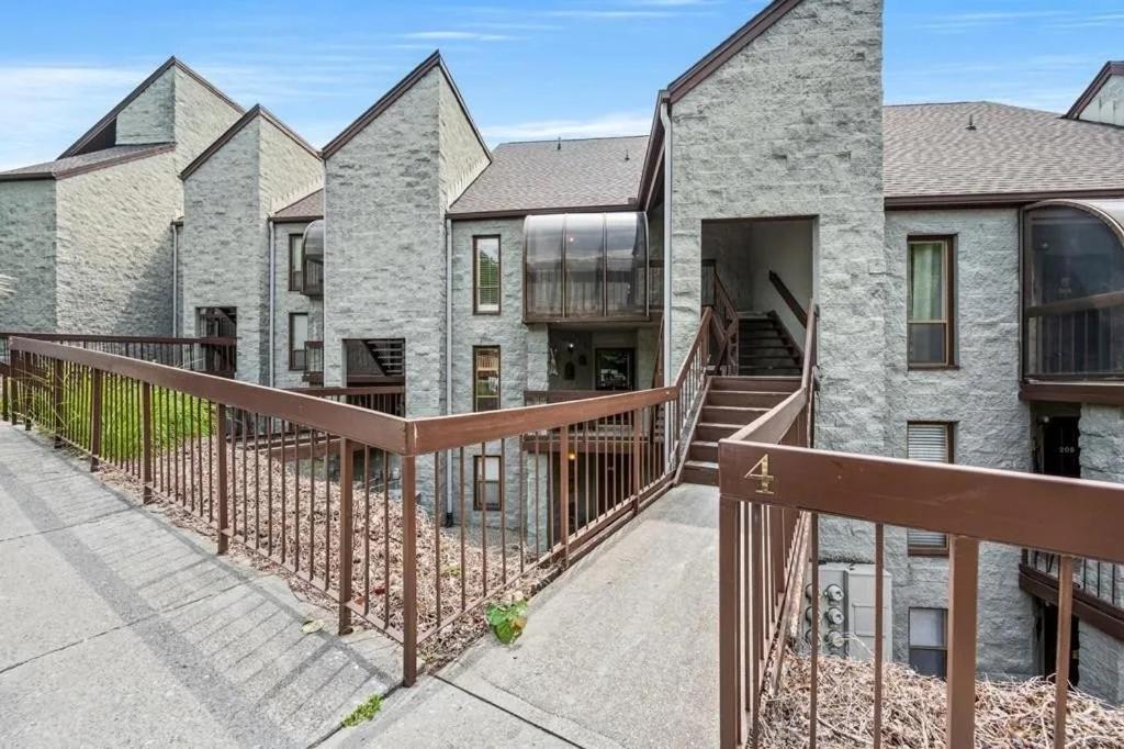 VIEWS & FIREPLACE - Minutes to Gburg and Ober - Condo