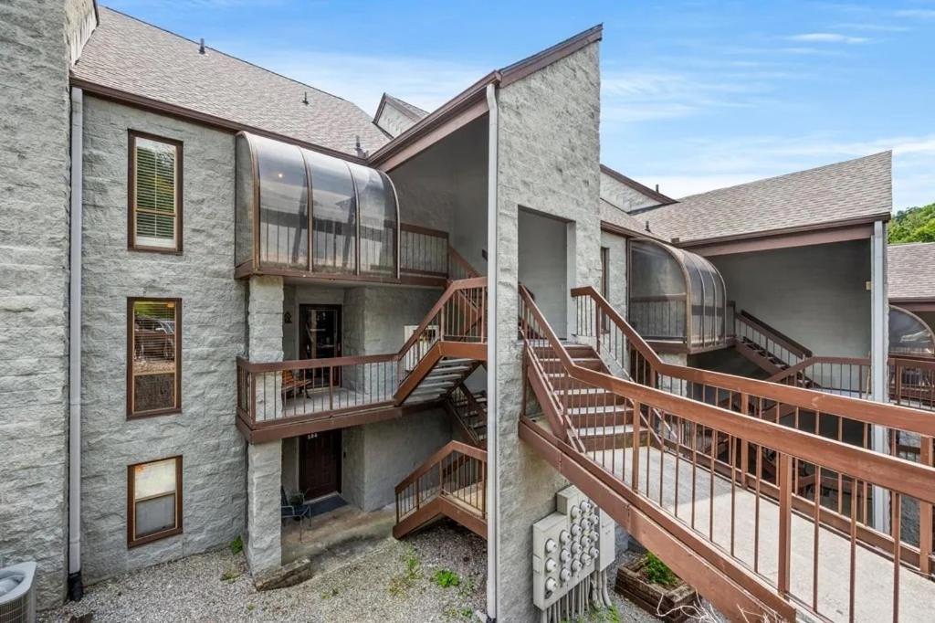 VIEWS & FIREPLACE - Minutes to Gburg and Ober - Condo