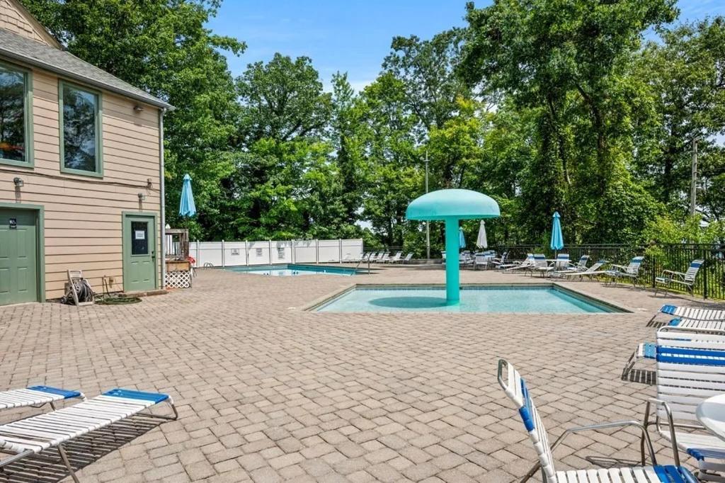 VIEWS & FIREPLACE - Minutes to Gburg and Ober - Condo