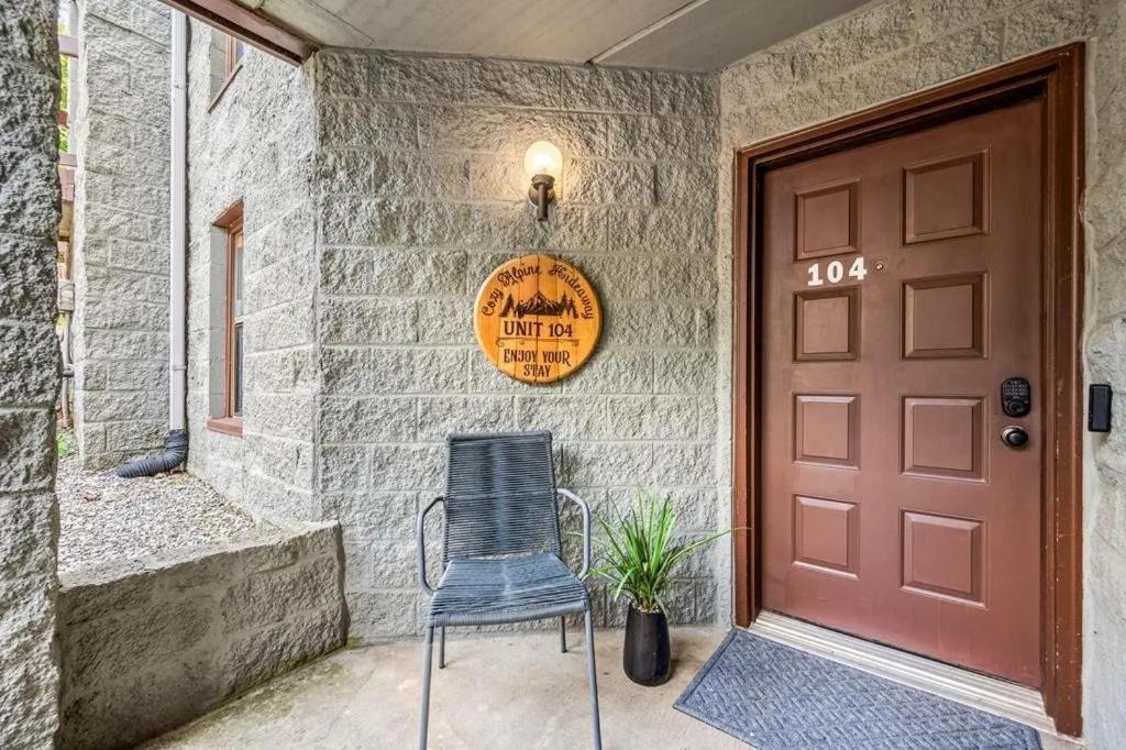 VIEWS & FIREPLACE - Minutes to Gburg and Ober - Condo