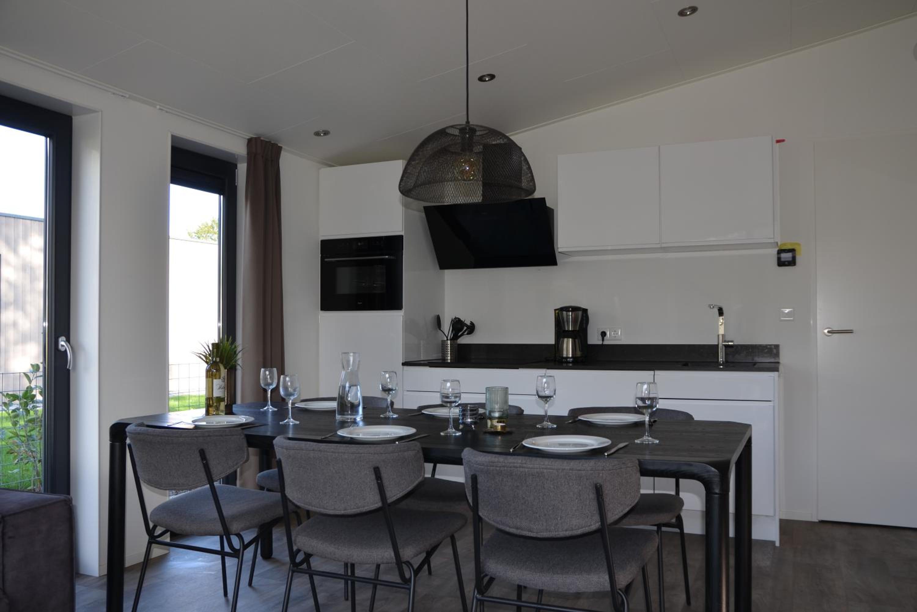6 persoons bungalow met omheining van de tuin vlakbij Walibi view 5