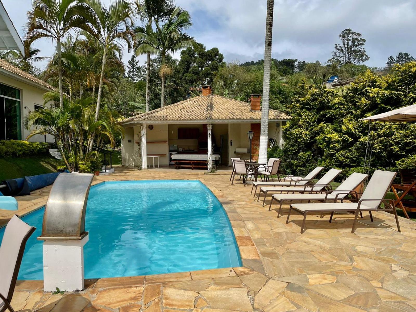 Casa de campo, com quadra de Beach Tennis, Volei e Fut Volei próxima a SP!!