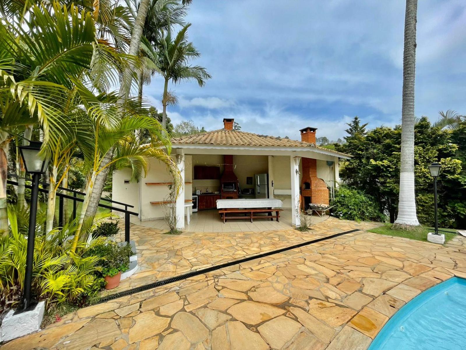 Casa de campo, com quadra de Beach Tennis, Volei e Fut Volei próxima a SP!!