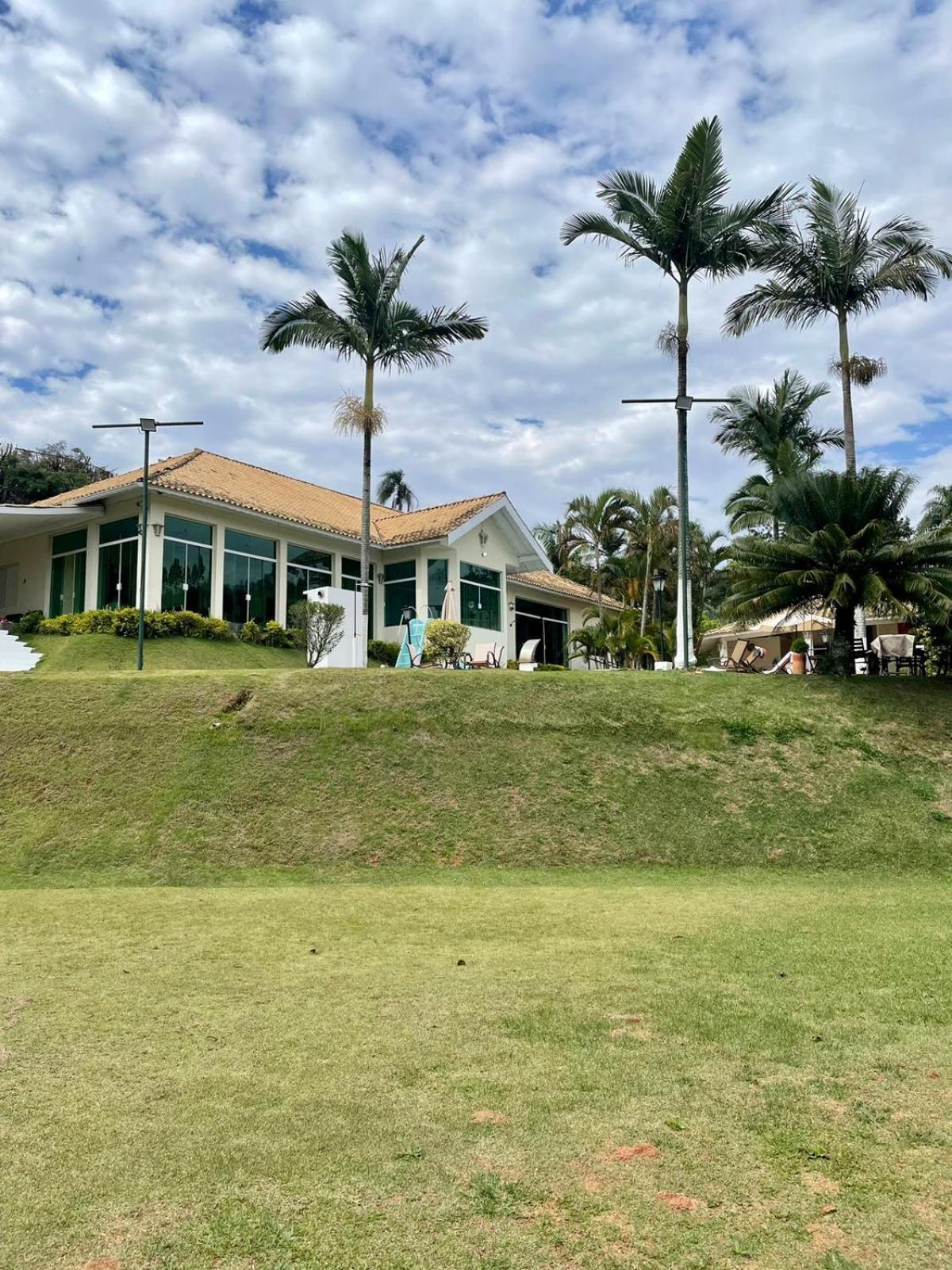 Casa de campo, com quadra de Beach Tennis, Volei e Fut Volei próxima a SP!!