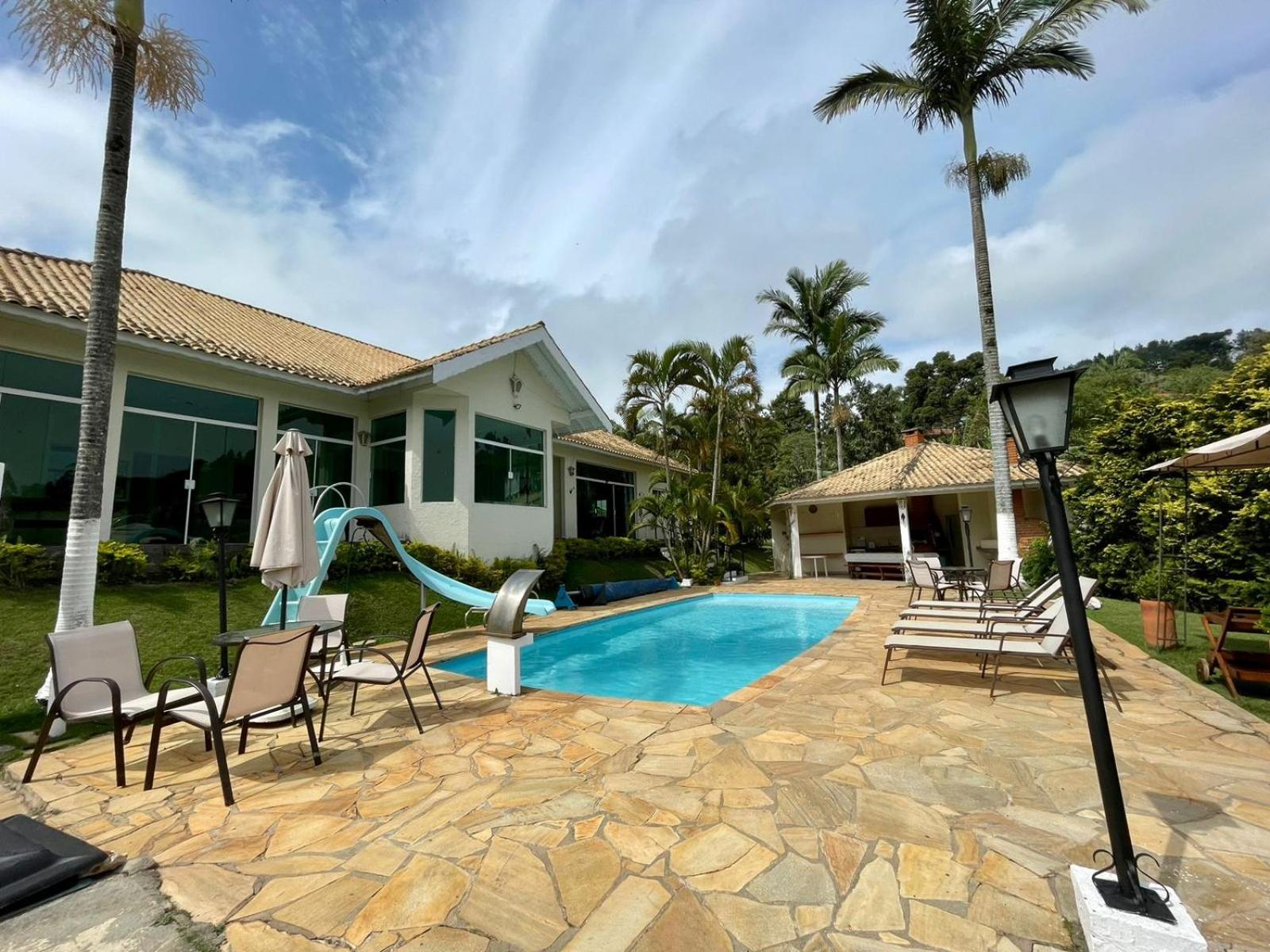 Casa de campo, com quadra de Beach Tennis, Volei e Fut Volei próxima a SP!!
