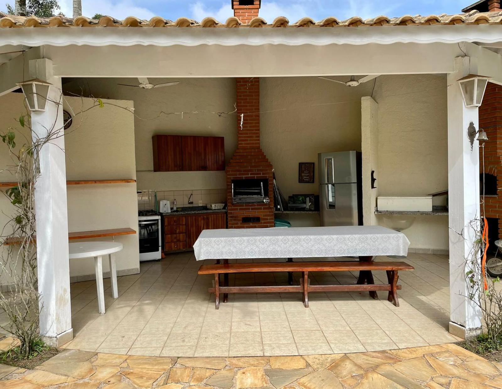 Casa de campo, com quadra de Beach Tennis, Volei e Fut Volei próxima a SP!!