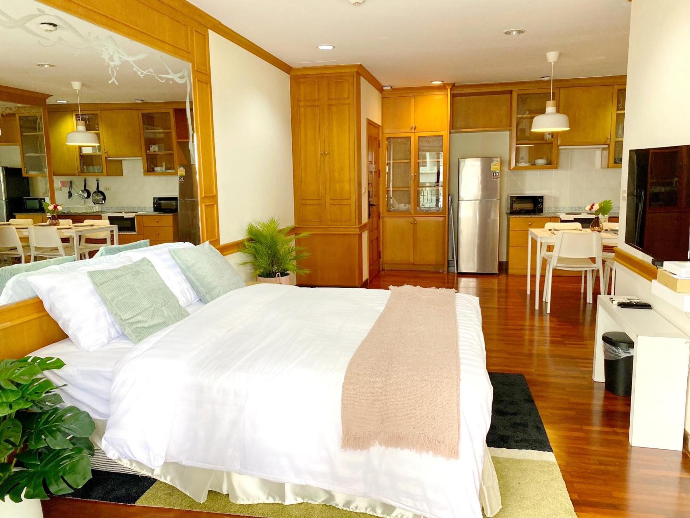 Center Bangkok Suite next to Platinum mall