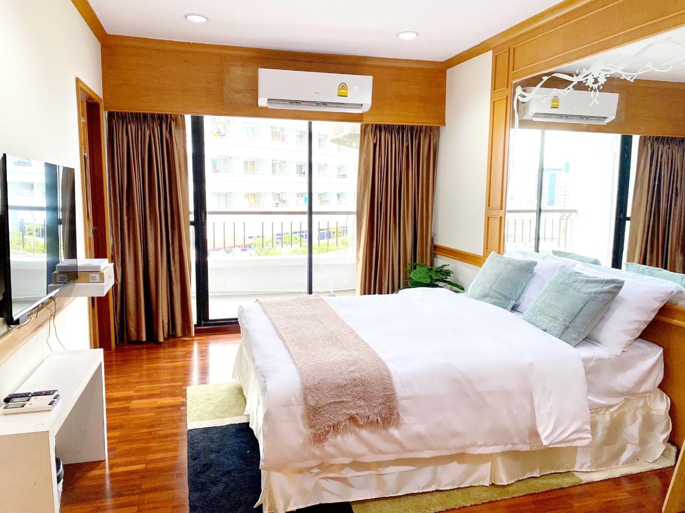 Center Bangkok Suite next to Platinum mall