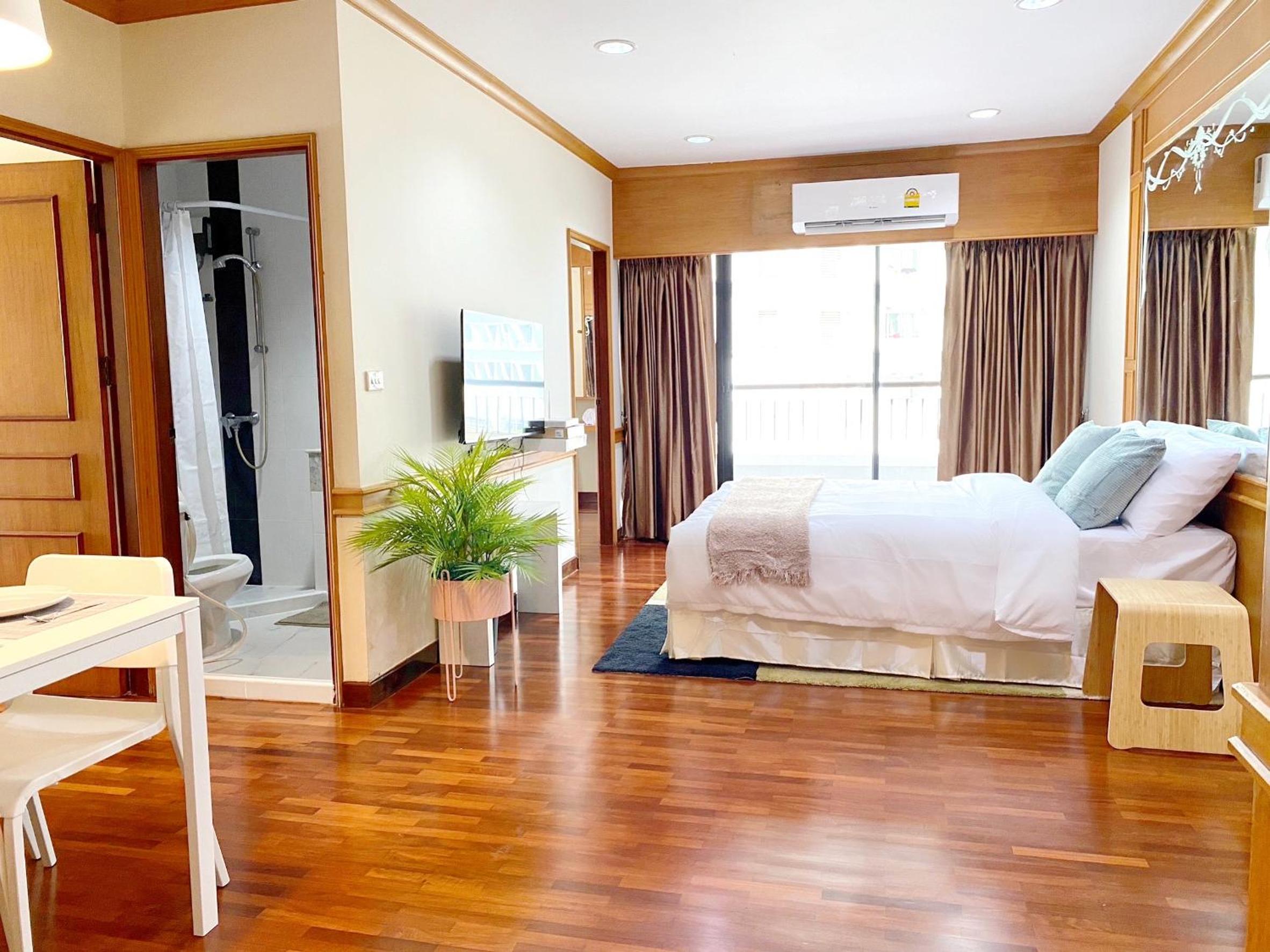 Center Bangkok Suite next to Platinum mall