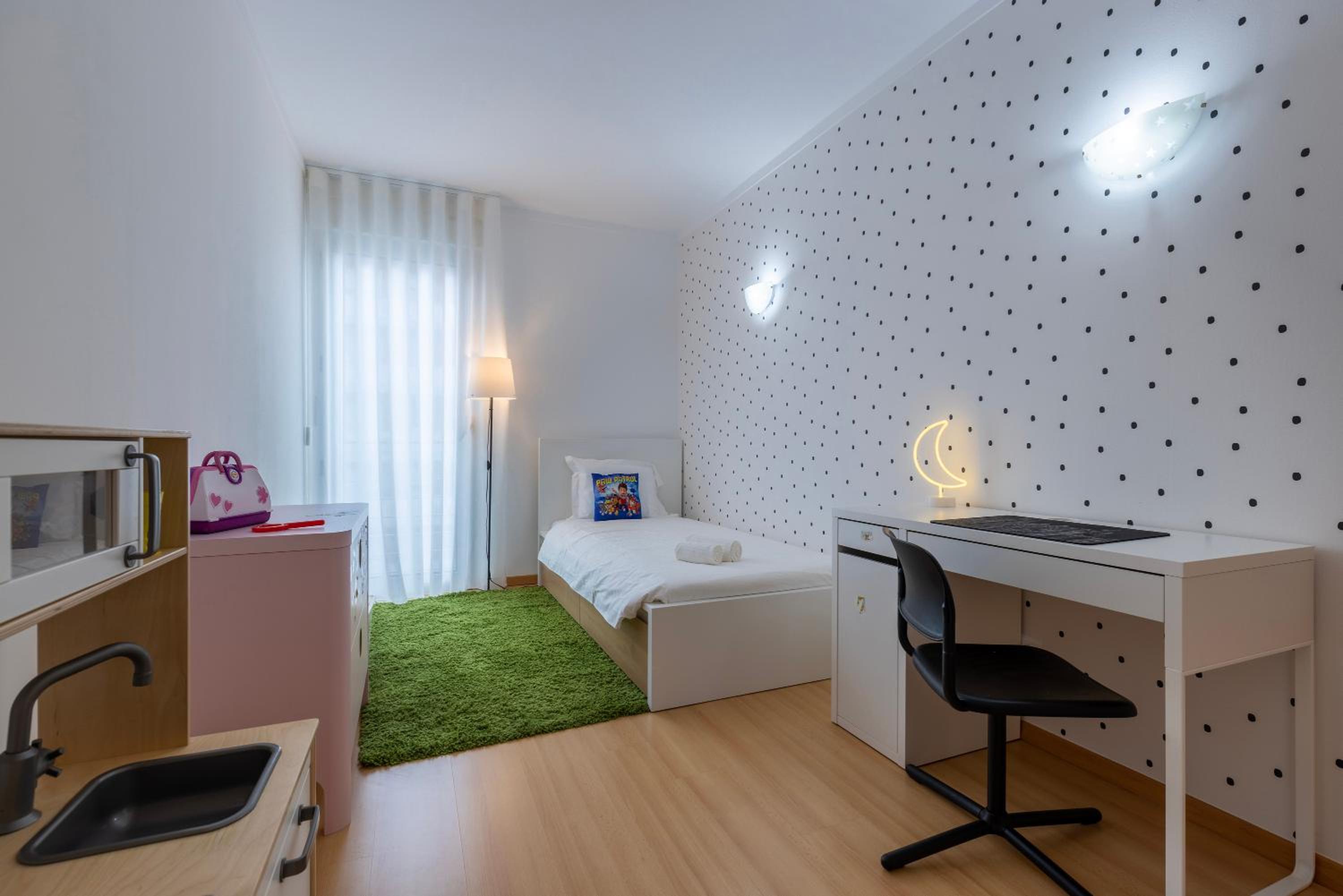 Charm 3BDR Apartment W/Balcony by LovelyStay view 4