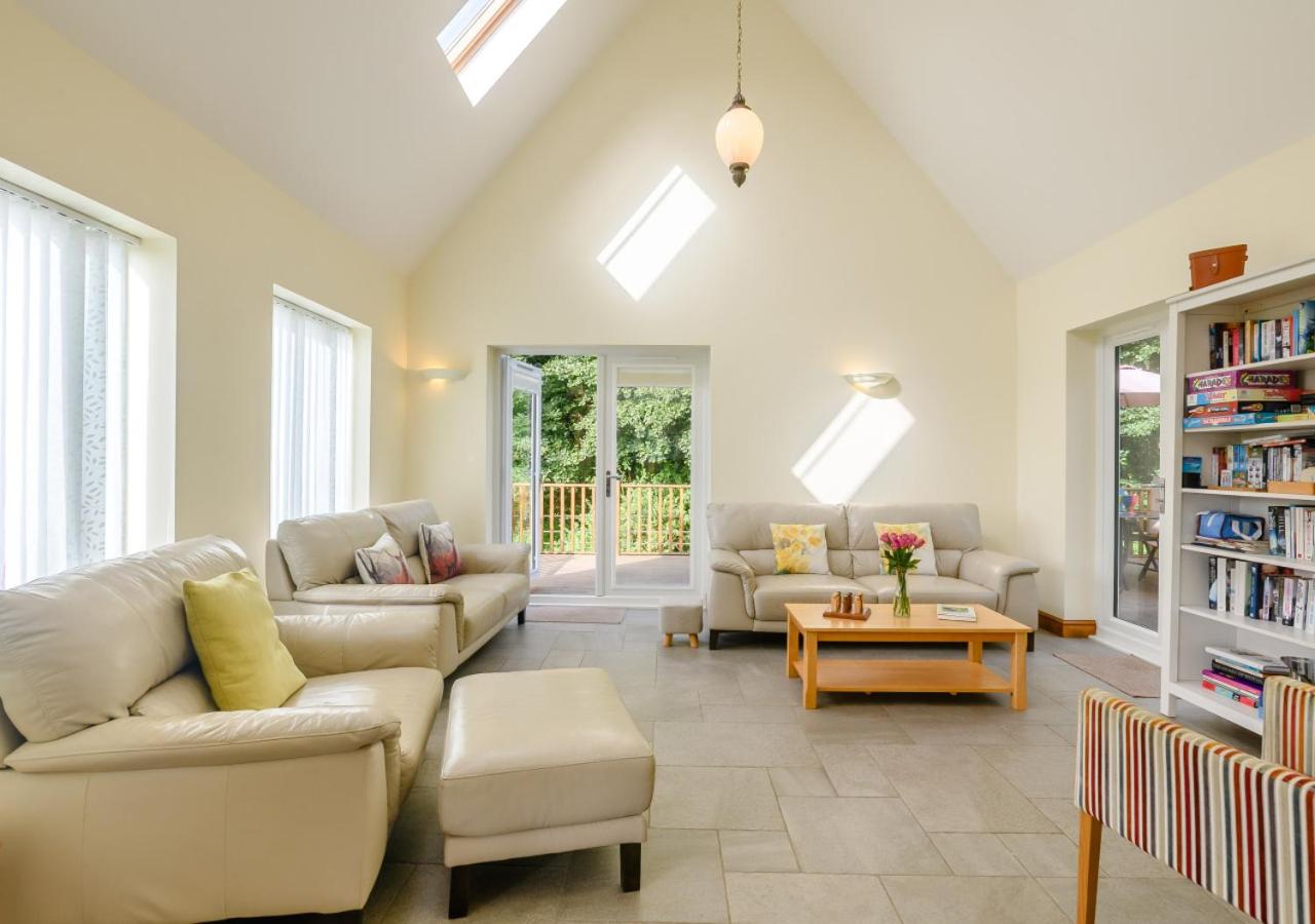 5 Bed in Hanworth Common oc-1650
