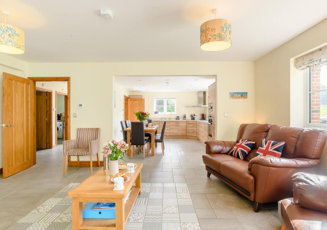 5 Bed in Hanworth Common oc-1650