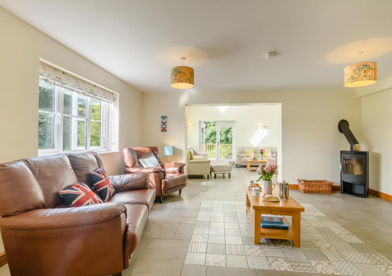 5 Bed in Hanworth Common oc-1650