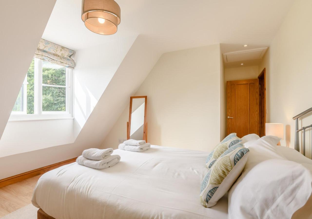 5 Bed in Hanworth Common oc-1650