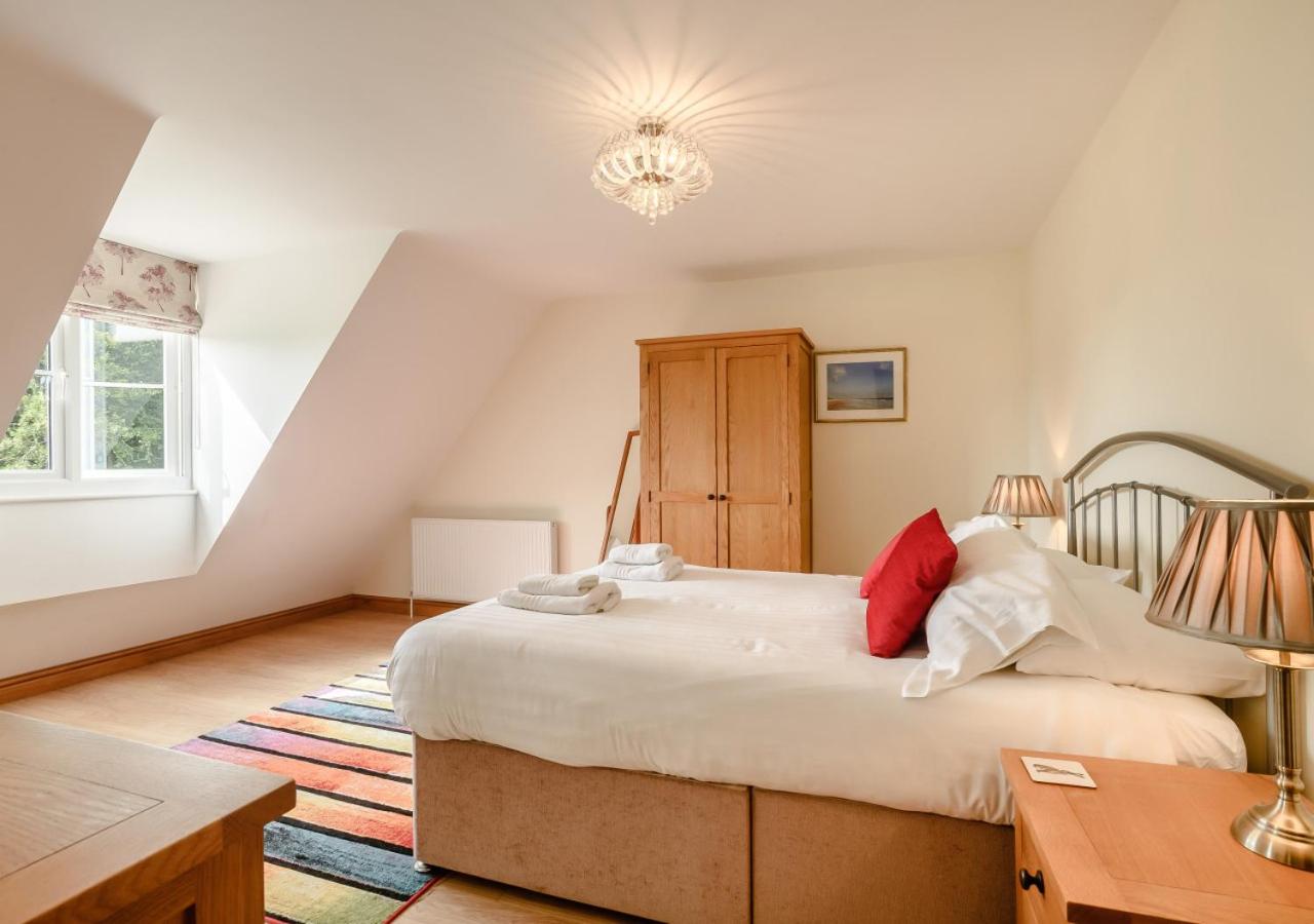 5 Bed in Hanworth Common oc-1650