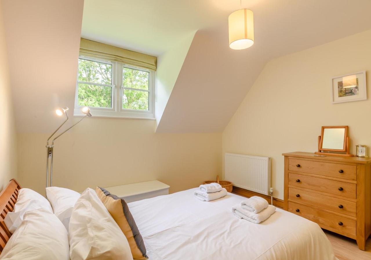 5 Bed in Hanworth Common oc-1650