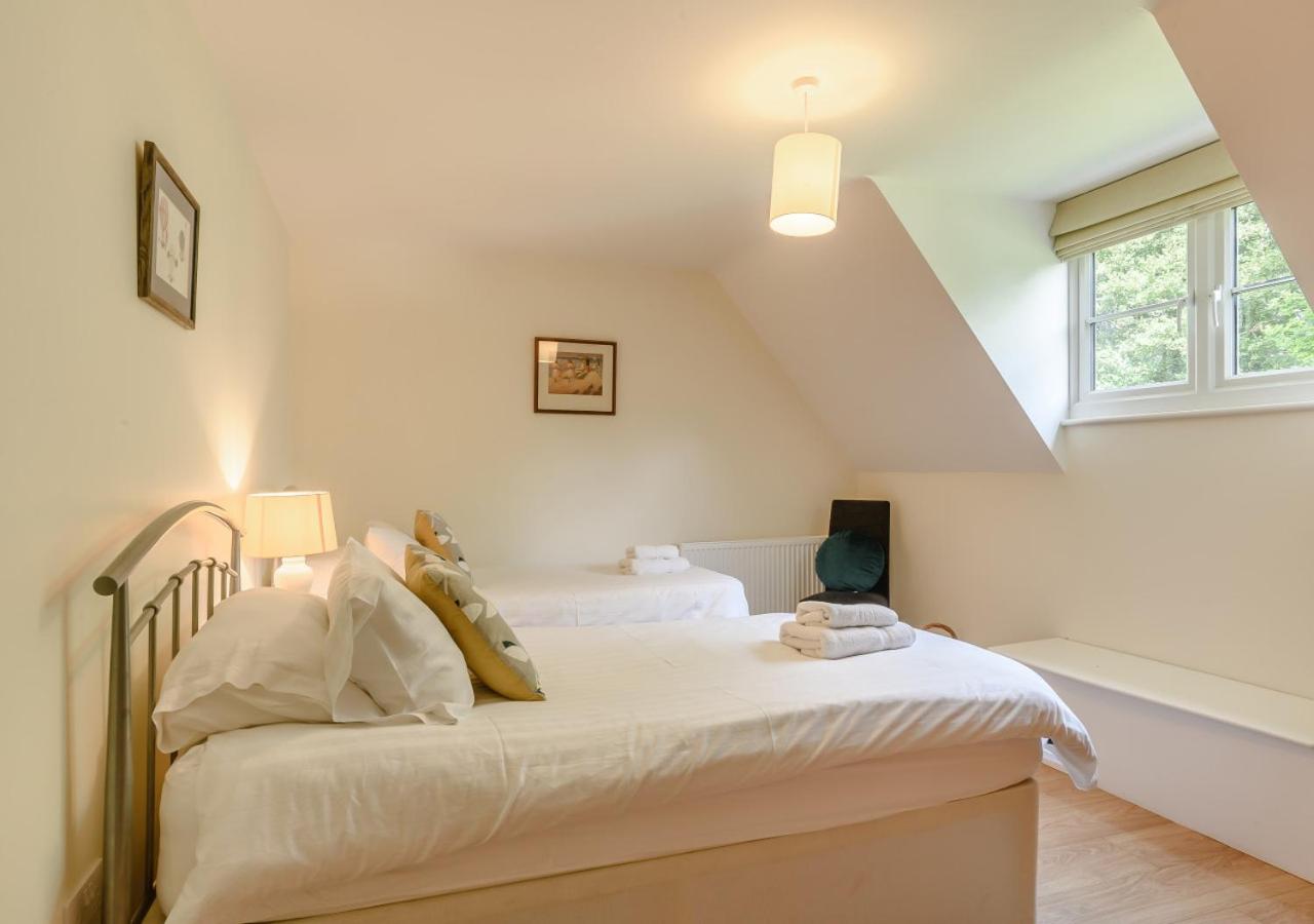 5 Bed in Hanworth Common oc-1650