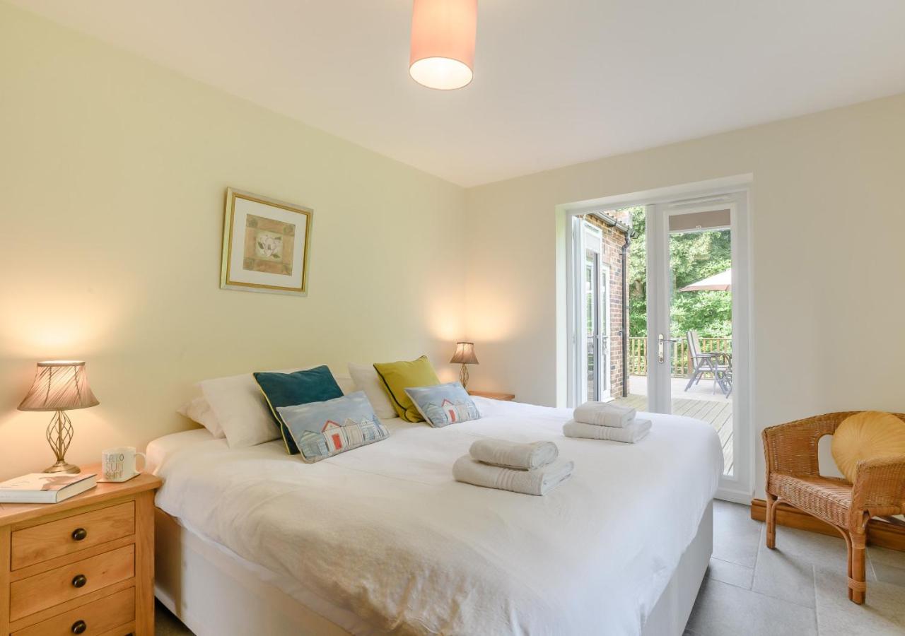 5 Bed in Hanworth Common oc-1650