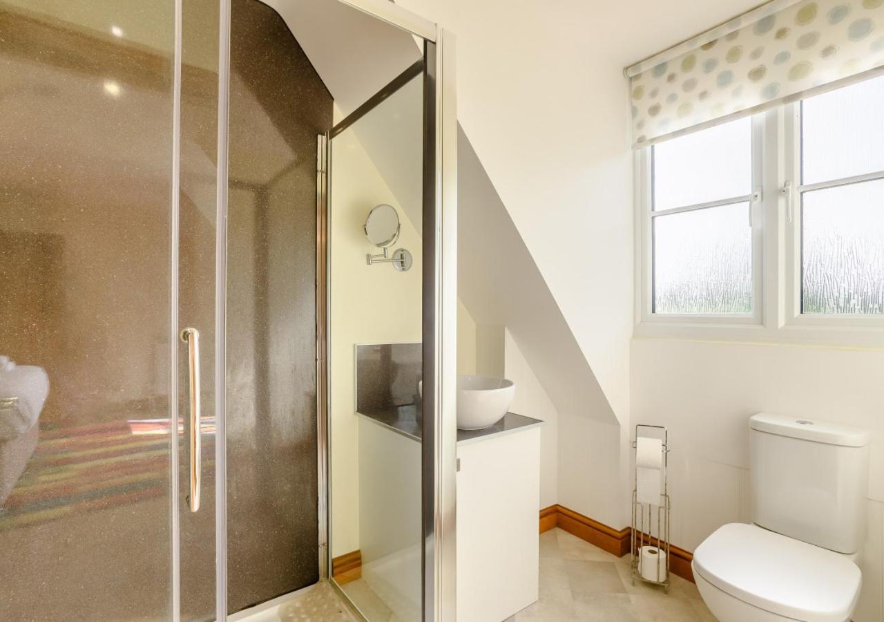 5 Bed in Hanworth Common oc-1650