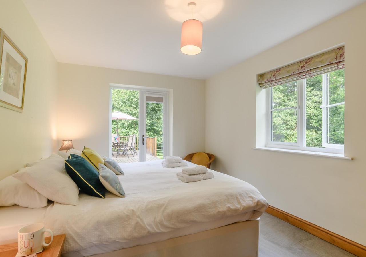 5 Bed in Hanworth Common oc-1650