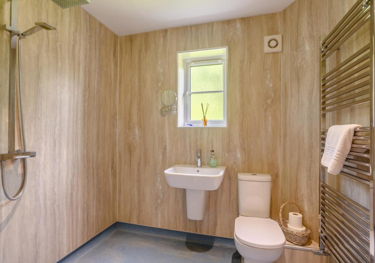 5 Bed in Hanworth Common oc-1650