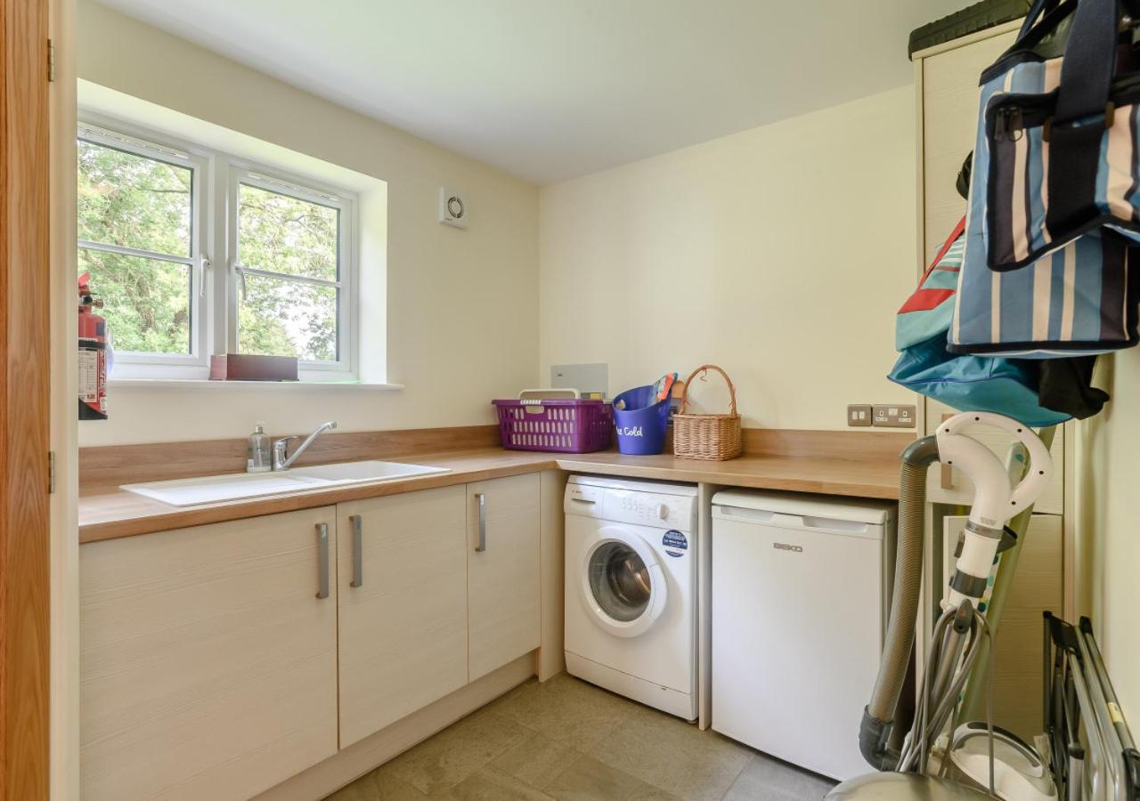 5 Bed in Hanworth Common oc-1650