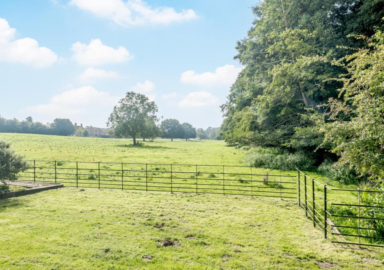 5 Bed in Hanworth Common oc-1650