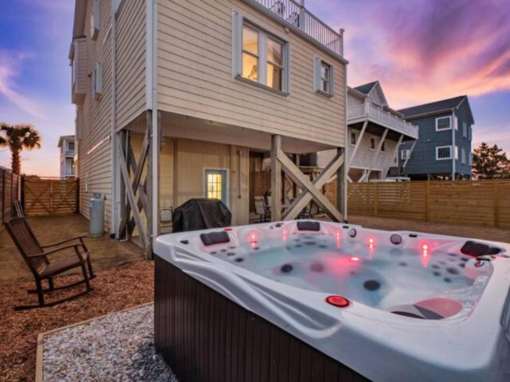 Bombastic Home - Steps to Beach - GameRm - Hot Tub - Pet Friendly