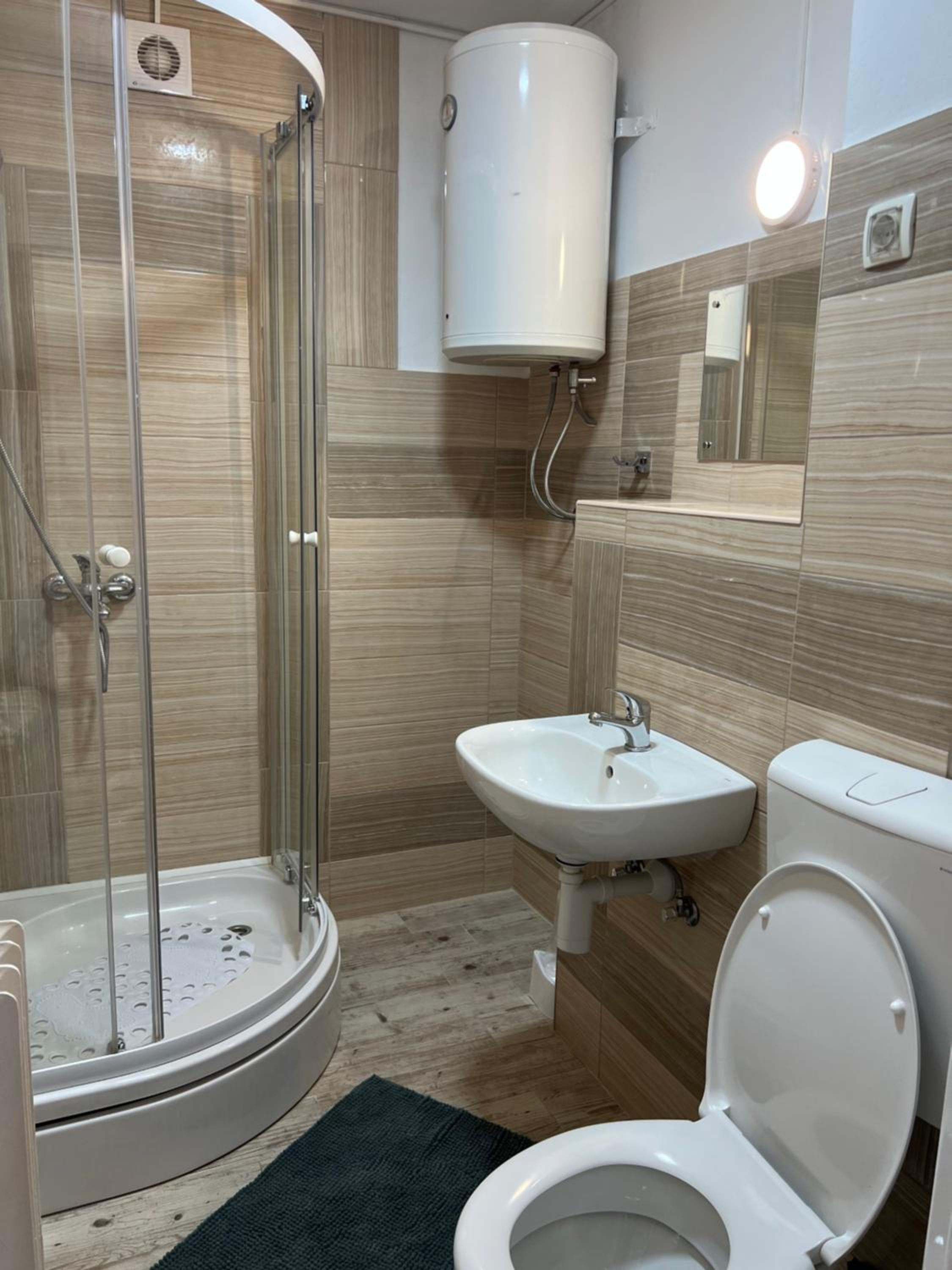 2-Bedroom Apartment with Balcony and Free Parking