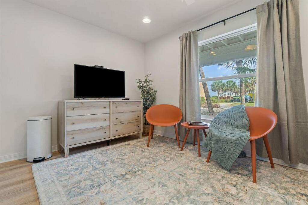 The Sunny Side-Pensacola Beach, 600 feet to Gulf, Private/Heated Pool, Games, Gear view 5