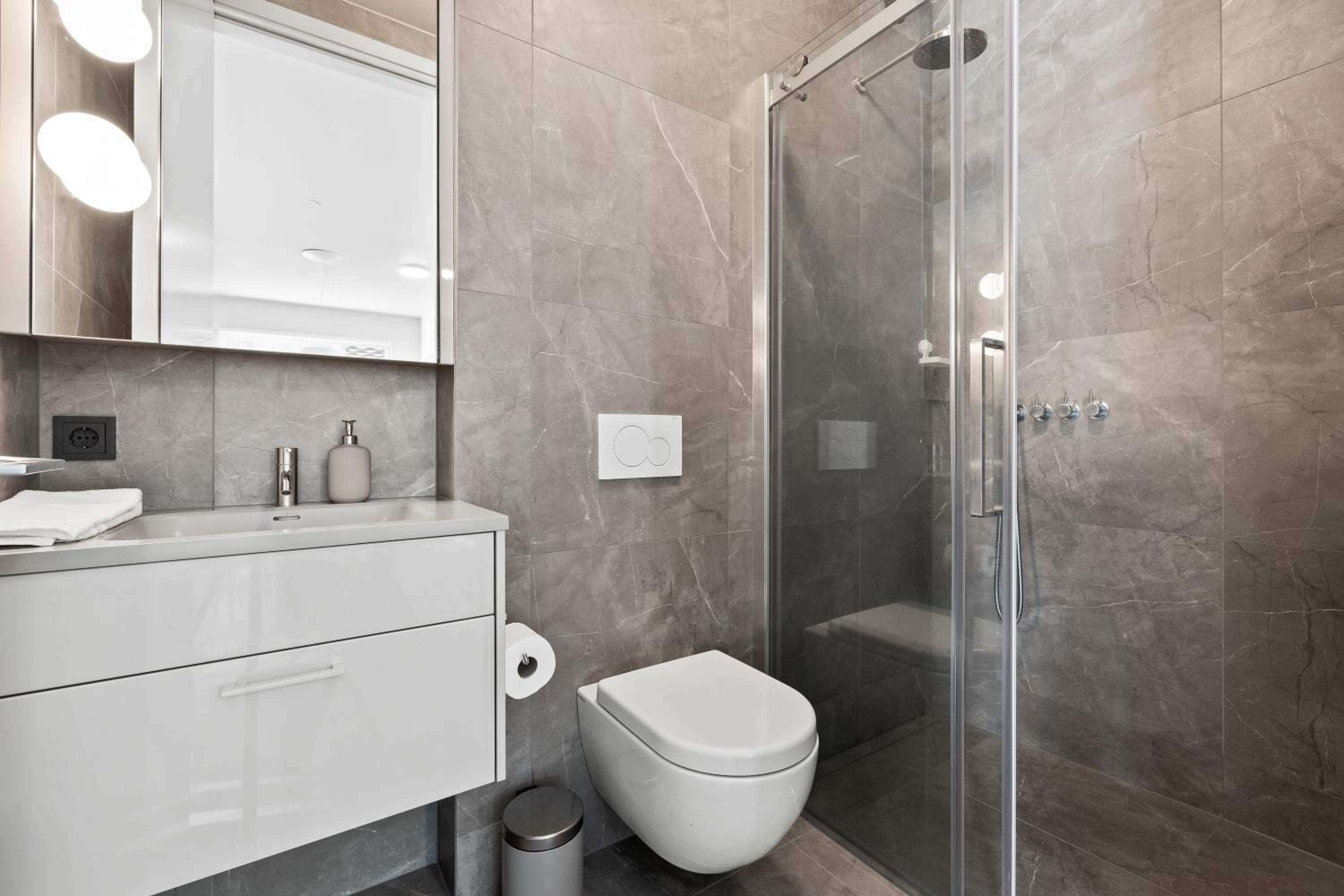 Cozy Lux 2BR & 2BA City Center with Free Parking view 3