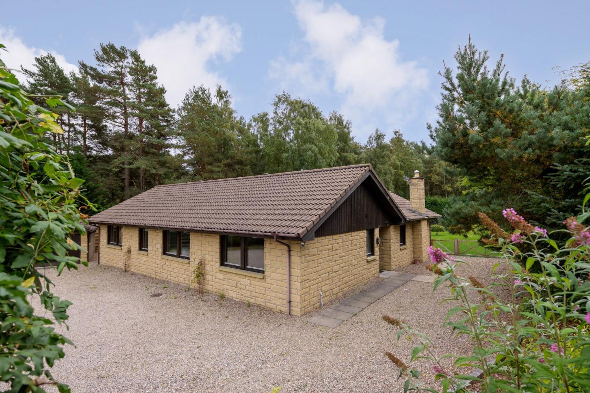 Ballater Bungalow - 4 bed - Beautiful Garden view 4