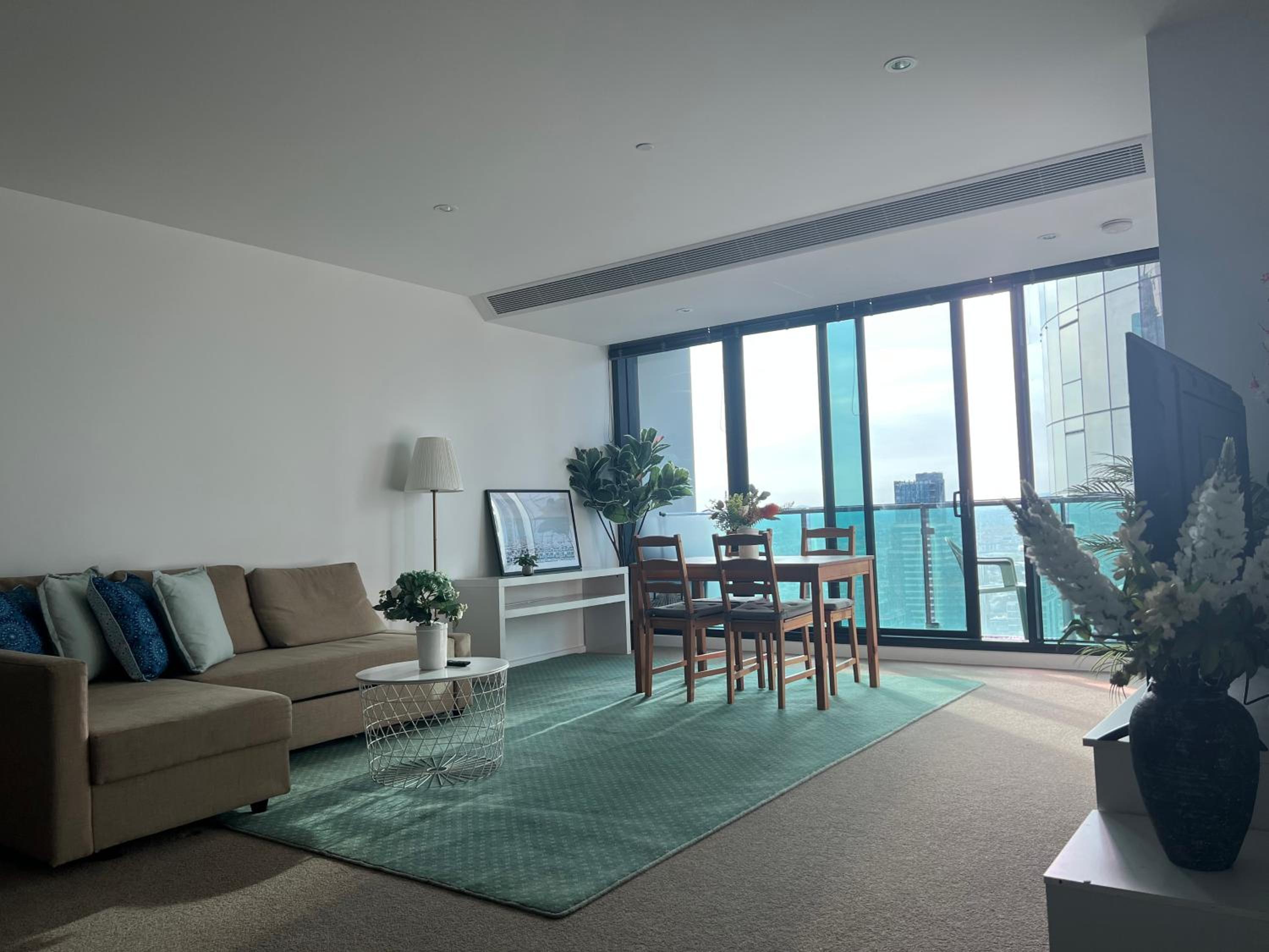 Quiet CBD 3b2b apartment + free parking