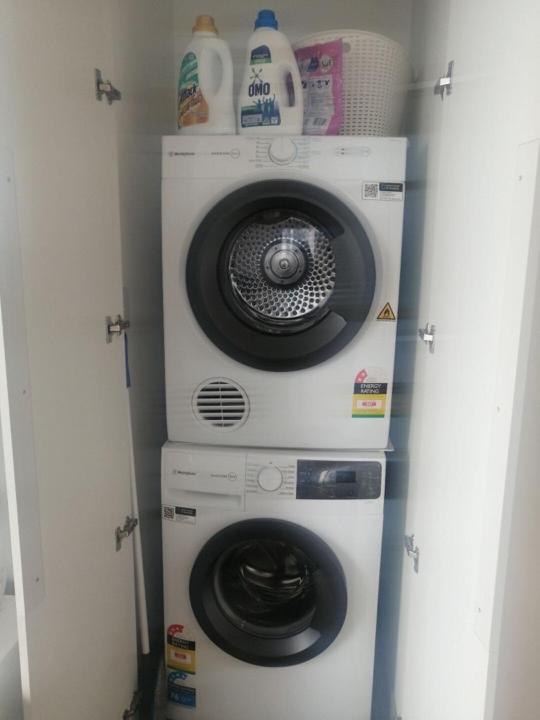Quiet CBD 3b2b apartment + free parking