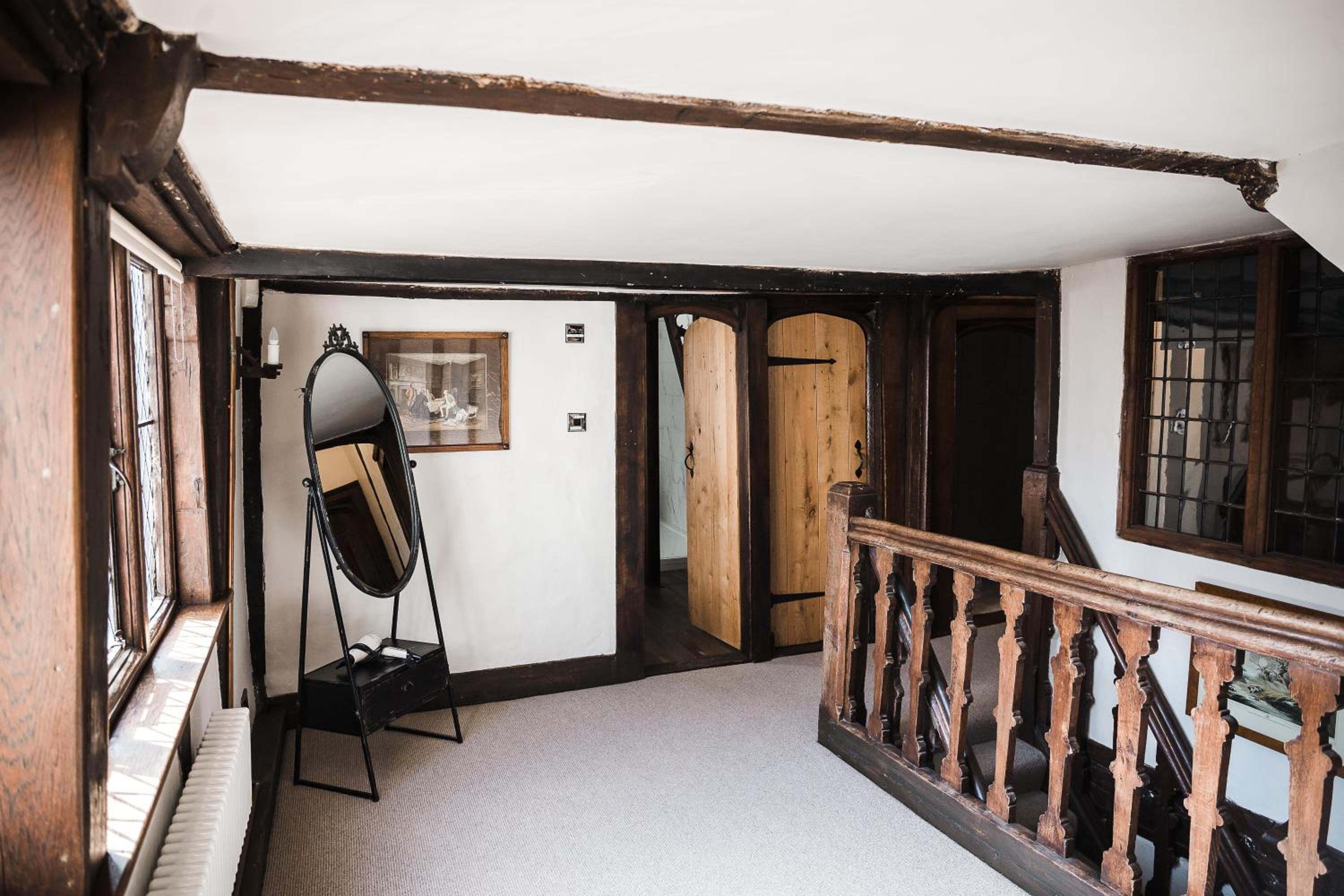 Taylour House - Edenbridge, sleeps 10, historic, unique yet modern
