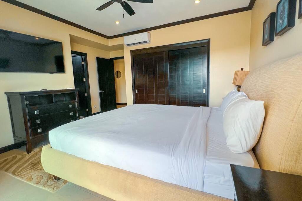 Luxury beach condo, stunning sunset & ocean view