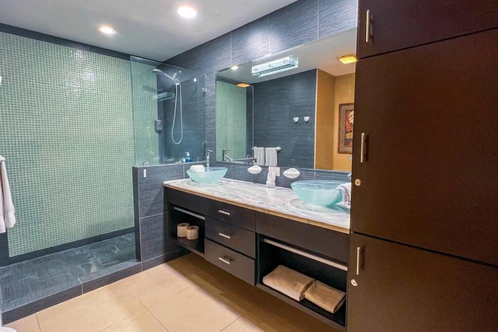 Luxury beach condo, stunning sunset & ocean view
