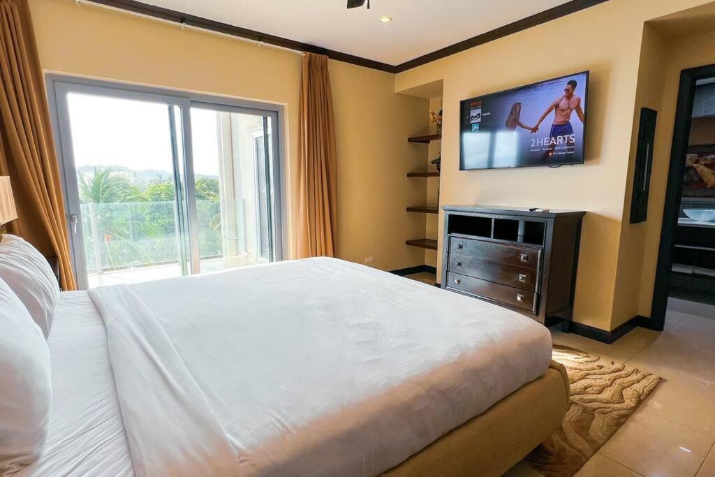 Luxury beach condo, stunning sunset & ocean view