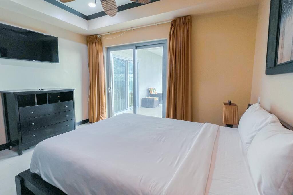 Luxury beach condo, stunning sunset & ocean view