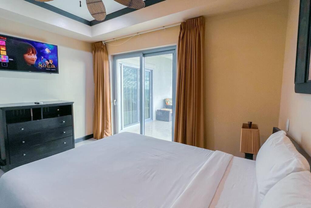 Luxury beach condo, stunning sunset & ocean view