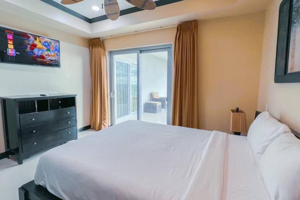 Luxury beach condo, stunning sunset & ocean view