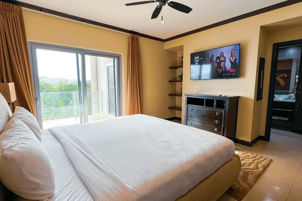 Luxury beach condo, stunning sunset & ocean view