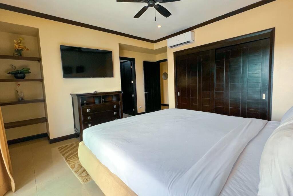 Luxury beach condo, stunning sunset & ocean view