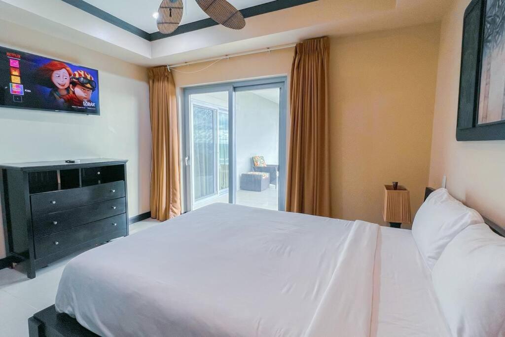 Luxury beach condo, stunning sunset & ocean view