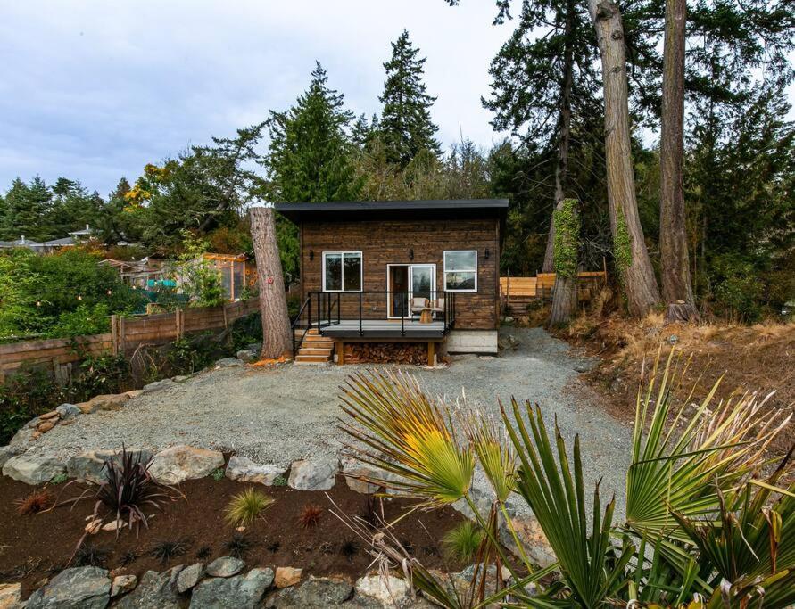 Sooke Vacations - 1-bedroom knotty Pine cabin w sauna  jacuzzi - Property Image 3