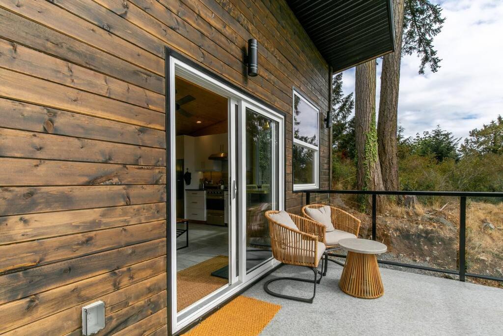 Sooke Vacations - 1-bedroom knotty Pine cabin w sauna  jacuzzi - Property Image 4