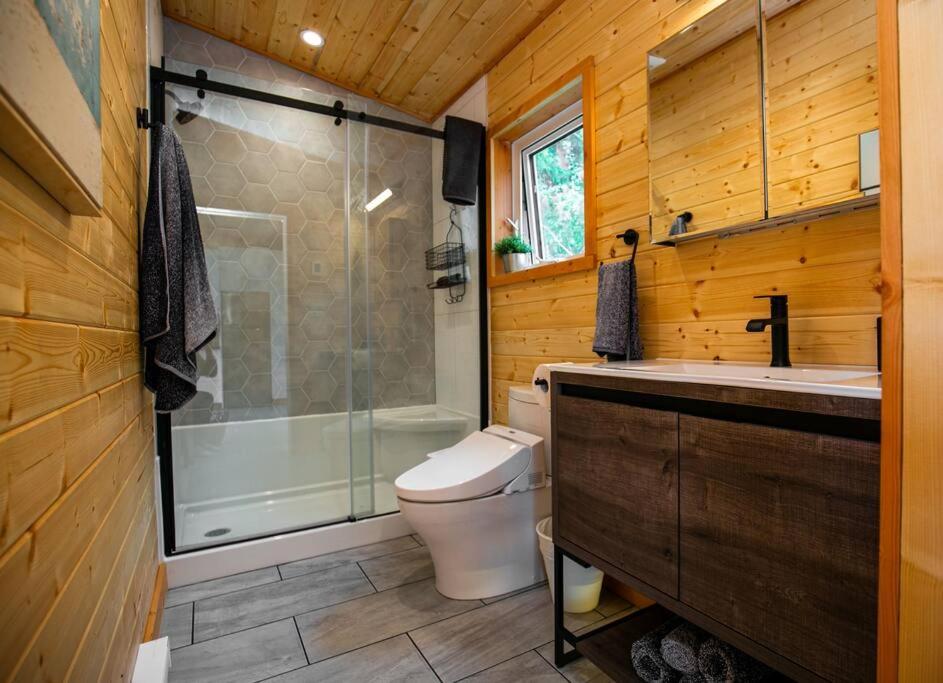 Sooke Vacations - 1-bedroom knotty Pine cabin w sauna  jacuzzi - Property Image 5